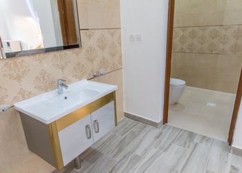 شاليه بمسطح اخضر ومسبح