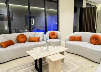 شاليه بمسطح اخضر وجلسة خارجية 