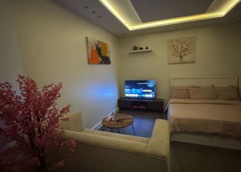 استديو بسرير ماستر وجلسة مريحة 
