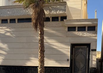 شقة بغرف نوم ومجالس