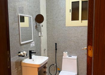 شقة بغرفة معيشة وغرفتين نوم 