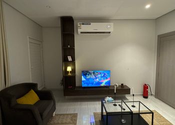 استديو بأثاث مريح وبسيط 