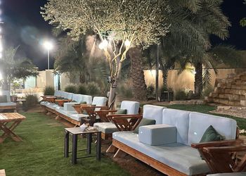 مزرعه بجلسات خارجيه بين الاشجار