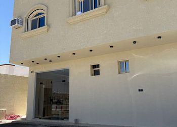 استديو بأثاث مريح وبسيط 