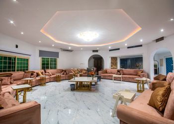 استراحة بمسبح خارجي ومجالس واسعة