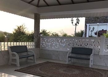 استراحة بمسبح داخلي والعاب اطفال (قسمين)