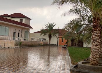 استراحة بمسطح اخضر وجلسة خارجية