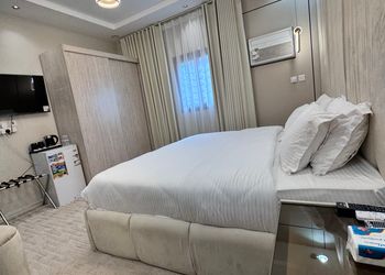 استديو بسرير ماستر وأثاث مريح 