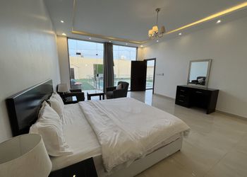 شاليه بممسبح خارجي ومسطح اخضر