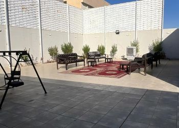 استراحة بمسطح اخضر و جلسة خارجية