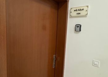غرفة بسرير ماستر وجلسة جانبية