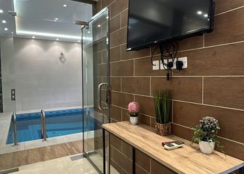 شاليه بغرفة نوم مطلة على المسبح