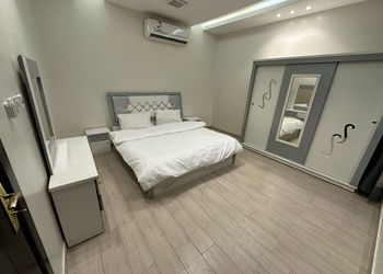 شاليه بمسطح اخضر وجلسة خارجية 