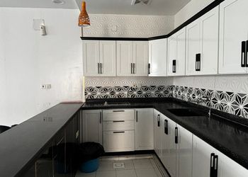 شاليه بجلسة خارجية وألعاب أطفال