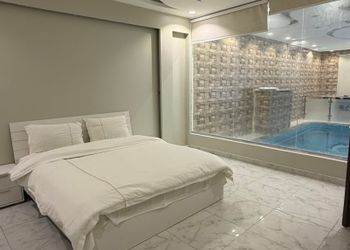 شاليه بصالة مطلة على المسبح 