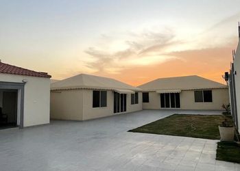 استراحة بمجلس وفناء خارجي 