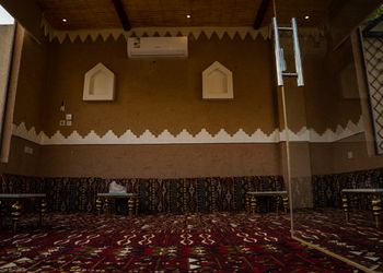 استراحة بجلسات خارجية ومسبح 