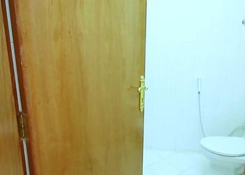شقة بثلاث غرف نوم وصالة مريحة 