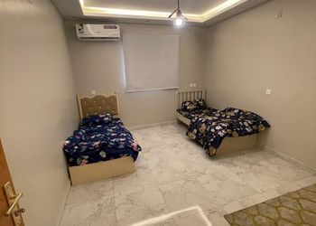 شقة بغرفة معيشة وغرفتين نوم 
