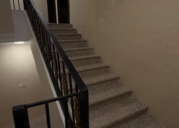 شقة بصالة جلوس وغرف نوم مريحة
