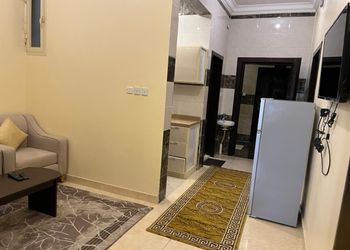 شقة بصالة وثلاث غرف نوم
