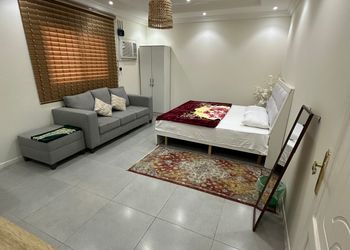 استديو بسرير ماستر وأثاث مريح 