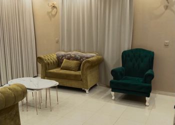 شاليه بجلسة تطل على مسبح داخلي 