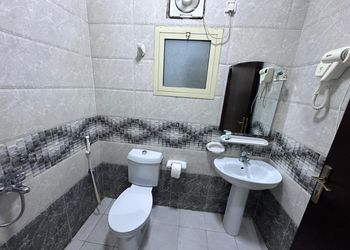 استديو بأثاث مريح وبسيط 