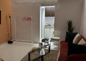 غرفة بأثاث مريح وبسيط 