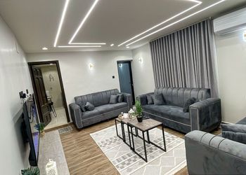 شقة بدخول ذاتي وصالة مريحة 