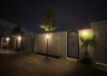 شقة بغرفة معيشة وغرفة نوم