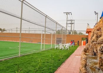 استراحة بألعاب أطفال وملعب كرة قدم