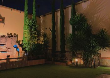 شاليه بجلسة تطل على مسبح داخلي 
