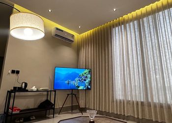 شقة بدخول ذاتي وصالة أنيقة 