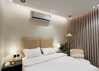 استديو بأثاث مريح وبسيط 