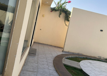 شاليه بألعاب مائية ومسطح اخضر