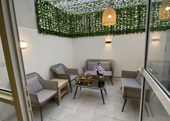شقة فاخرهـ ببلكونة علوية وشرفة