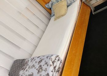 استديو بأثاث مريح وبسيط 