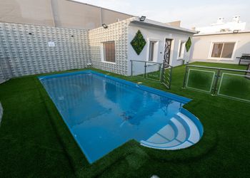 شاليه بمسطح اخضر ومسبح 