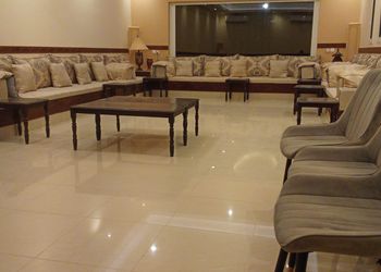 مزرعة بمسطح اخضر وجلسة
