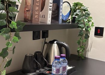 استديو بسرير ماستر وجلسة جانبية