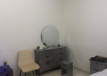 شاليه بمسطح اخضر وجلسة خارجية 