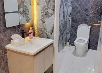 شاليه بمسبح خارجي ومسطح اخضر