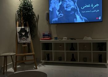 شقة بصالة وثلاث غرف نوم