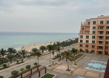 شقة بصالة وثلاث غرف نوم 