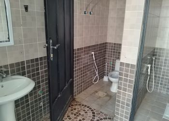 شاليه بمسطح اخضر و مسبح