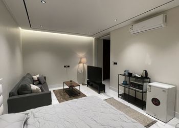 استديو بأثاث مريح وبسيط 