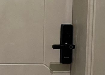 شقة بصالة أنيقة ودخول ذاتي