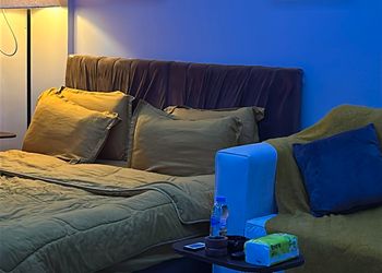 استديو بسرير ماستر وجلسة جانبية 