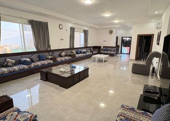 استراحة بمجلس وفناء خارجي 